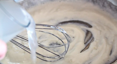 1. Этап. Сливочный соус для спагетти: Когда соус загустеет, выливаем в кастрюлю воду (теплую) и перемешиваем все.