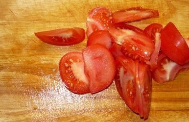 1. Этап. Хашлама: 3. Мясо должно вариться до полуготовности на среднем огне. К этому времени вымойте, обсушите и нарежьте средними дольками помидоры.