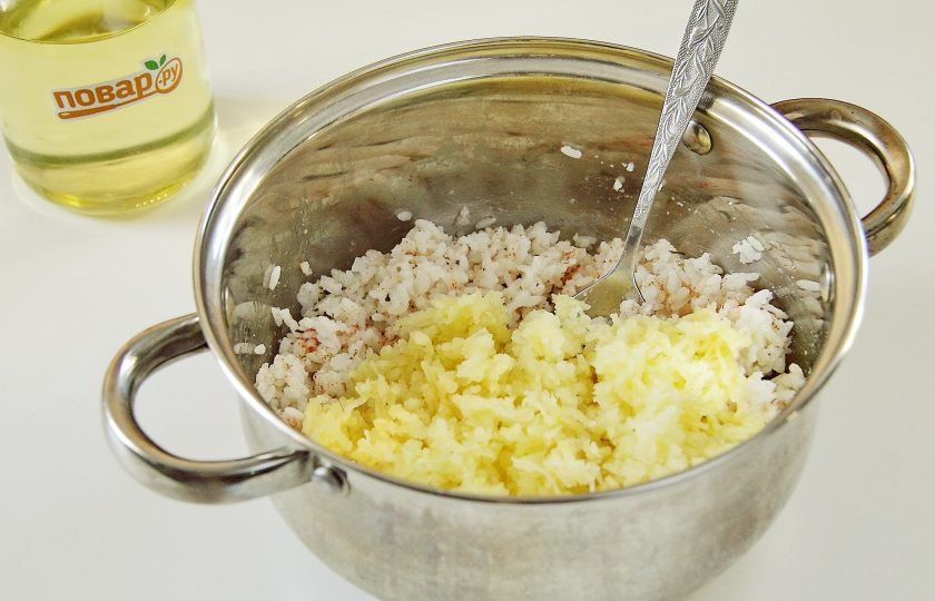 1. Этап. Рисовые палочки: Перемешайте и добавьте тертый на мелкой терке картофель.