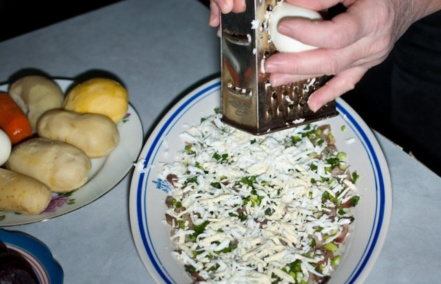 1. Этап. Салат из скумбрии холодного копчения: Потом натрите на терке яйца, чтобы они рыбу полностью с луком закрыли.