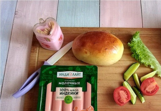 1. Этап. Бутерброд Весёлые сосиски: Конечно я соберу один бутерброд для наглядности. Готовим продукты. Помидор нужен небольшой типа сливка или черри покрупней. Они мясистые и не потекут сильно. Огурец нарежем 