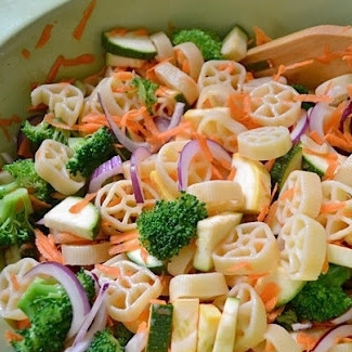 1. Этап. Овощной салат с макаронами: Когда паста и брокколи остынут до комнатной температуры, смешиваем их с подготовленными овощами.