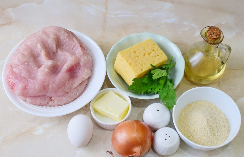 1. Этап. Куриные котлеты с начинкой из сыра и зелени: Для приготовления котлет подготовьте необходимые ингредиенты. Куриный фарш можно купить готовый или сделать самостоятельно, прокрутив куриное филе через мясорубку.