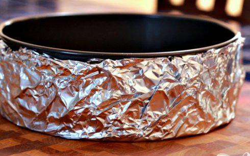 1. Этап. Чизкейк с гуавой: 1. Разогреть духовку до 190 градусов. Обернуть форму для пирога снизу и снаружи двойным слоем фольги.