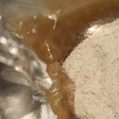 1. Этап. Каре из баранины: В сковороду насыпаем сахар, добавляем туда же 100 мл воды.