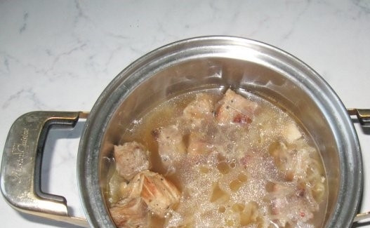 1. Этап. Свинина со сметаной и картофелем: 1. Вымойте мясо, порежьте его на небольшие кусочки. Немного обжарьте. Очистите лук от шелухи, мелко нарежьте его и добавьте к мясу. Через 15 минут влейте стакан и воды, готовьте до тех пор, пока мясо не станет мягким.