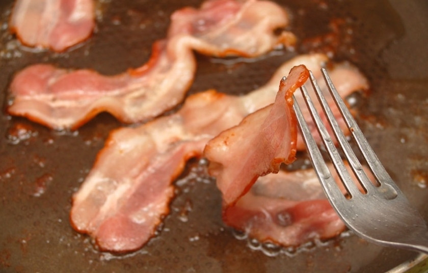 1. Этап. Жареный бекон: Когда ломтики бекона начнут закручиваться, переверните их на другую сторону и продолжайте жарить.