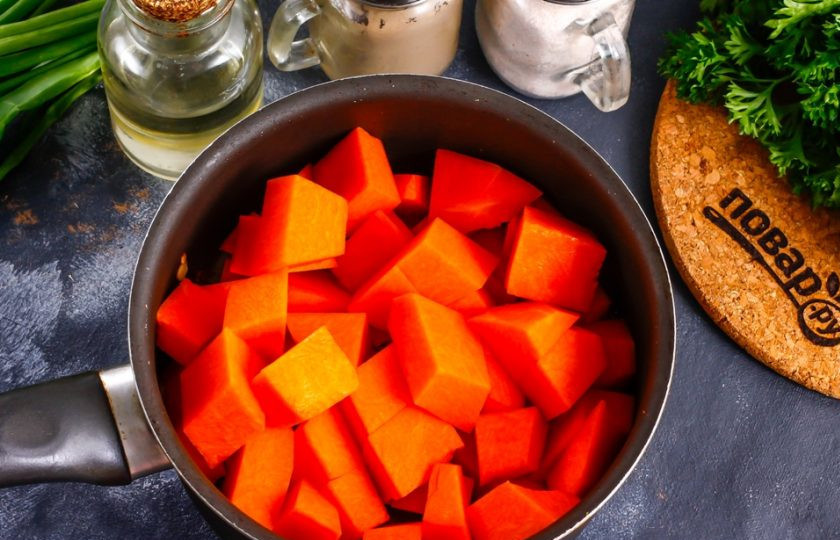 1. Этап. Диетический суп из тыквы: Тыкву нарежьте крупными кубиками и добавьте в емкость к луку, обжарьте примерно 1 минуту.