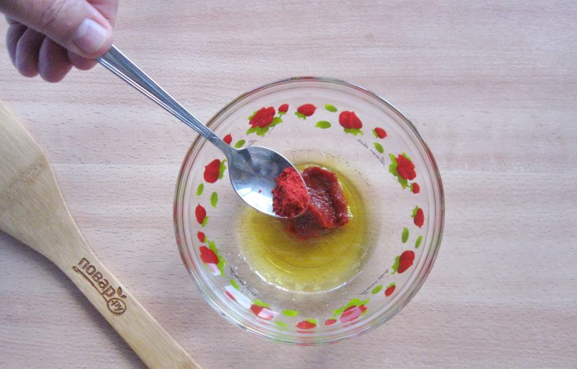 1. Этап. Ребрышки по-мексикански: Насыпьте красный молотый перец по вкусу.