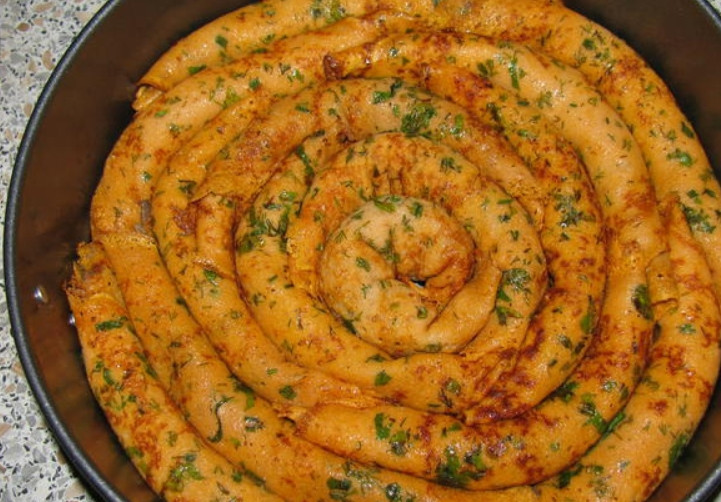 1. Этап. Блинная улитка с мясным фаршем: Должно получиться, как на фото.