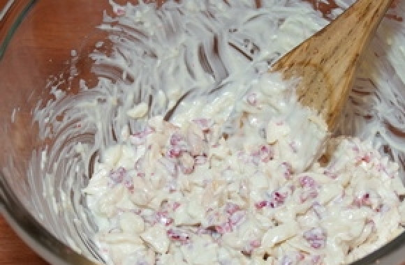 1. Этап. Конфеты с белым шоколадом: 5. В растопленный белый шоколад всыпьте порезанный миндаль и цукаты. Все хорошо перемешайте.