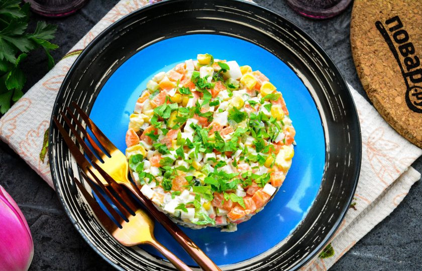 1. Этап. Салат Неженка с крабовыми палочками: Для праздничного стола подавайте такое блюдо выложив его при помощи салатного кольца. Приятного вам аппетита!