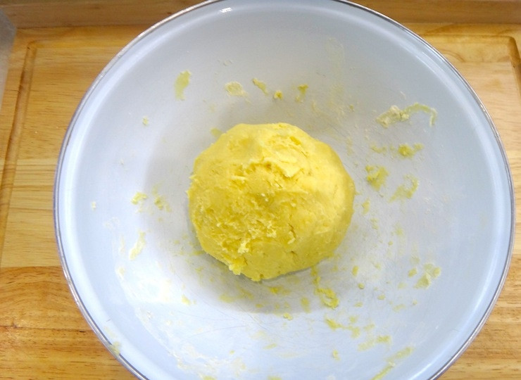 1. Этап. Тарталетки с фруктами в желе: Замесите тесто, можете использовать миксер. Долго вымешивать его не надо. Сформируйте шар, закатайте в пленку пищевую, уберите в холодильник на час.