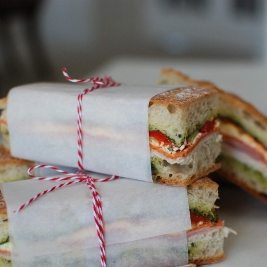 1. Этап. Сэндвич-кирпич: Остается только разрезать наш бутерброд на 