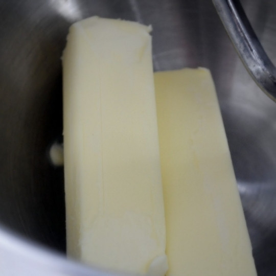 1. Этап. Крем для бисквитного торта: Теперь в другую миску кладем сливочное масло, взбиваем 2-3 минуты на средней скорости миксера.