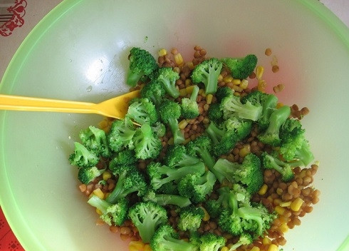 1. Этап. Салат из чечевицы: Отвариваем яйца вкрутую. Брокколи разрежем на соцветия и бросим в кипящую подсоленную воду на 3-4 минуты. Затем остужаем и разрезаем на кусочки поменьше.