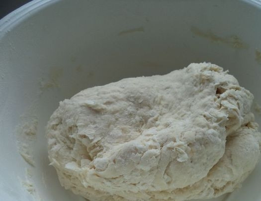 1. Этап. Тесто на пиццу без дрожжей: 6. Сразу я вымешиваю тесто в глубокой емкости, а потом перекладываю его на стол или разделочную доску и продолжаю вымешивать.
