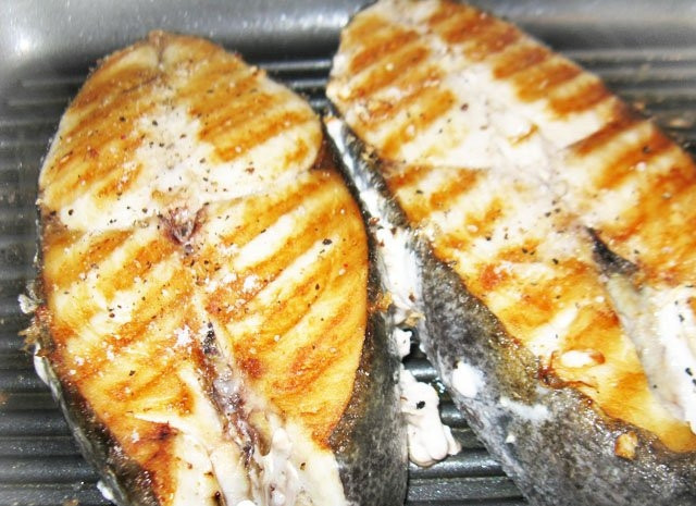 1. Этап. Кижуч под соусом: 4. На одну сторону уходит около 5 минут, после чего стейки переворачиваю и снова солю и перчу.