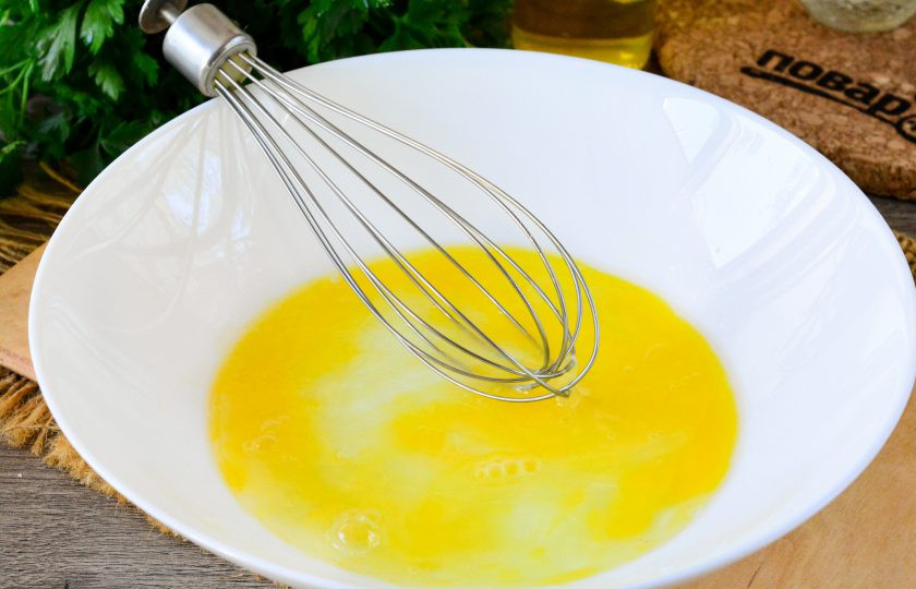 1. Этап. Оладьи с сосисками на кефире: Куриное яйцо вбейте в глубокую миску, взболтайте с солью при помощи венчика. Соль добавляйте по вкусу — примерно 1/2 ч.л.