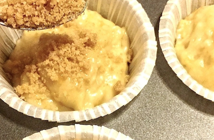 1. Этап. Банановые кексы: 10. Посыпьте получившейся крошкой кексы в формочках.