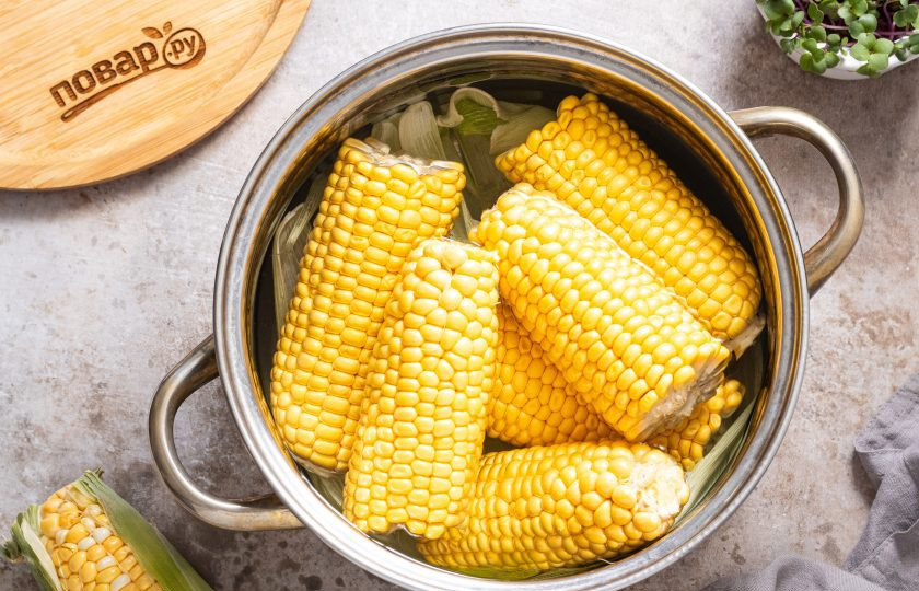 1. Этап. Кукуруза сладкая консервированная: На дно кастрюли выложите пару листьев кукурузы. Добавьте кукурузные початки, влейте воду. Чтобы их было проще разместить, можно разломить початки пополам. Доведите до кипения и варите на умеренном огне до мягкости зерен. Чтобы кукуруза не всплывала, можно придавить ее тарелкой. По времени уйдет примерно 20-35 минут. Время приготовления будет зависеть от кукурузы, а готовность лучше определять на вкус. После опустите кукурузу в очень холодную воду, можно со льдом и оставьте так на минут 10. Так она станет мягче.