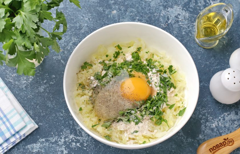 1. Этап. Диетические капустные оладьи: Добавьте муку, яйцо, любую свежую зелень, соль и перец по вкусу.