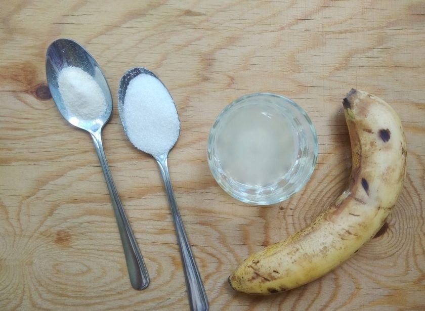 1. Этап. Бананы в желе: 3. Из лимона выжмите 2 ст. ложки сока.