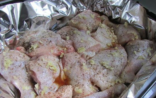 1. Этап. Курочка Объедение: Соусом залейте курицу. Сверху распределите пропущенный через чеснокодавку чеснок.