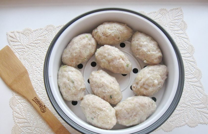 1. Этап. Ленивые голубцы в пароварке: Из приготовленного фарша сформируйте продолговатые голубцы и выложите в чашу пароварки.