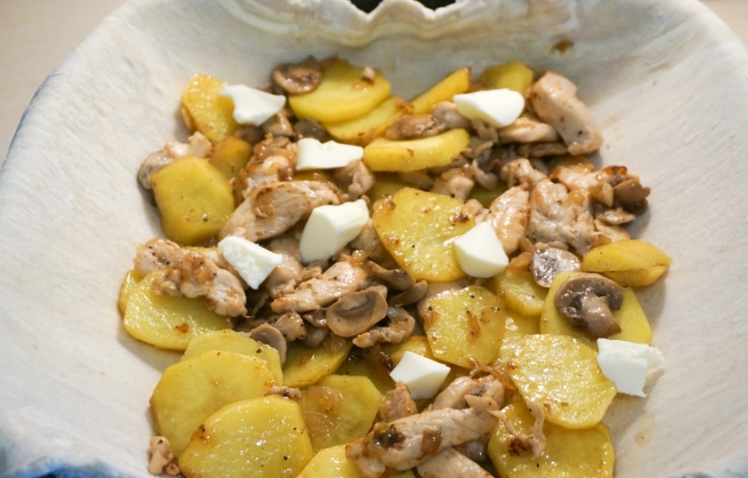 1. Этап. Быстрый мясной пирог: 8. Чуть остывшую начинку выложите на тесто и разровняйте.