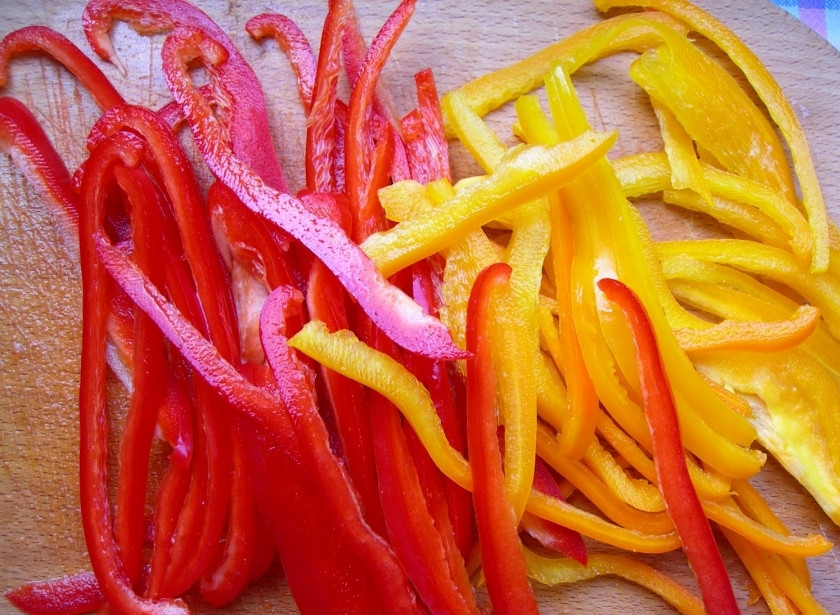 1. Этап. Салат из баклажанов по-корейски: Тоненько соломкой нарезаем перцы.