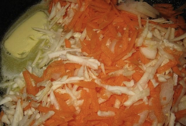 1. Этап. Голец в духовке: Займемся овощами: лук нарезаем полукольцами, а морковь и сельдерей очищаем и натираем на среднего размера терке. На сковороде разогреваем сливочное масло, обжариваем на нём подготовленные овощи до мягкости и приятного аромата. Посолим и поперчим их по вкусу.