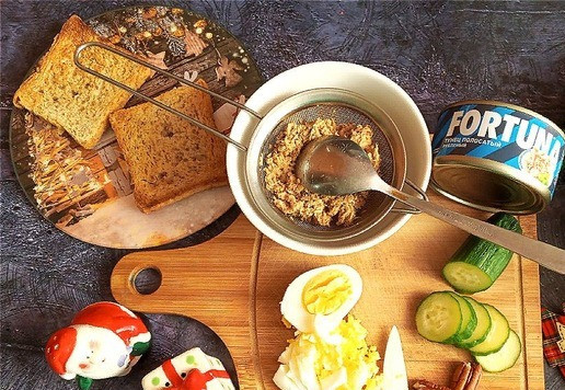 1. Этап. Закусочные тосты с тунцом: Тунец использую рубленный в с/с ТМ FORTUNA. Половину банки откину на сито и при помощи ложки, прижимая, удалю всю лишнюю жидкость. Измельчу помельче. Яйцо нужно сварить вкрутую и мелко его порубить. Огурец режем на 