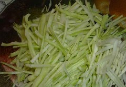 1. Этап. Салат Козел в огороде: 2. Теперь необходимо нашинковать капусту. Если капуста тугая, то лучше ее немного помять руками.