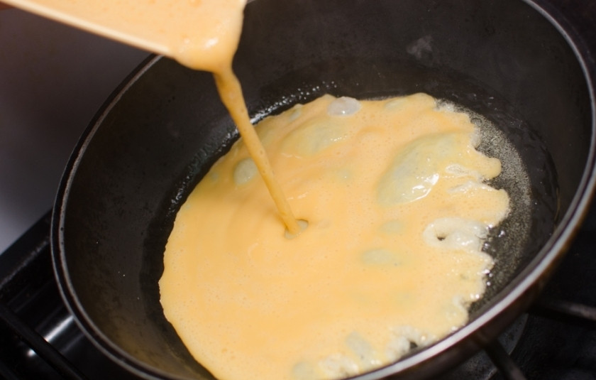1. Этап. Простой омлет: Разогрейте на сковороде растительное или сливочное масло и вылейте полученную массу.