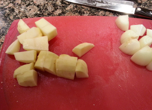 1. Этап. Тушеная картошка с курицей: 6. Почистите и промойте картофель и лук. Нарежьте крупными кубиками.