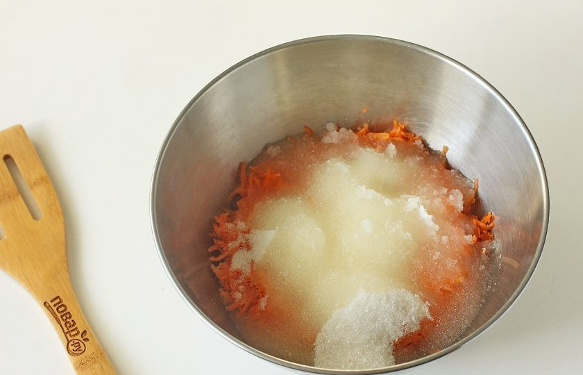 1. Этап. Постное печенье с изюмом: Добавьте к моркови сахар и растительное масло.