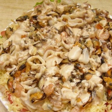 1. Этап. Салат Морской коктейль: Смазываем оставшейся майонезной смесью.