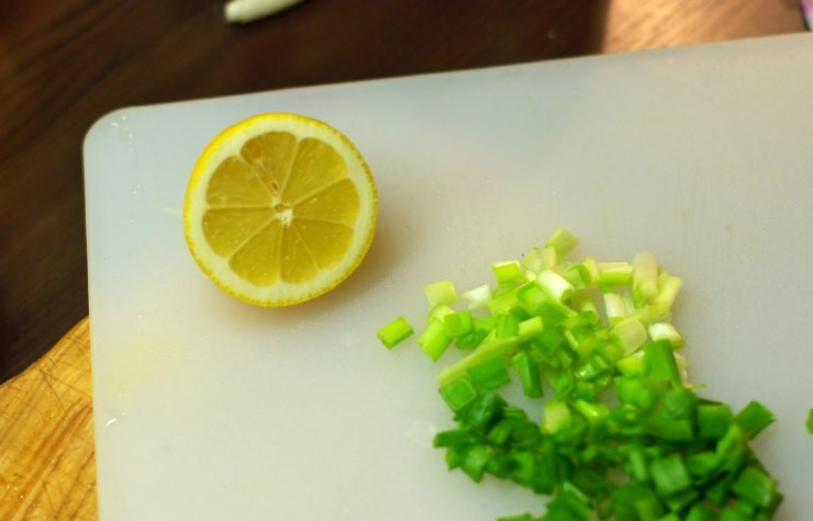 1. Этап. Курица по-испански: Мелко нарезаем зеленый лук