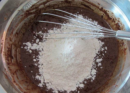 1. Этап. Шоколадный бисквит для торта: 4. Просейте в миску.
