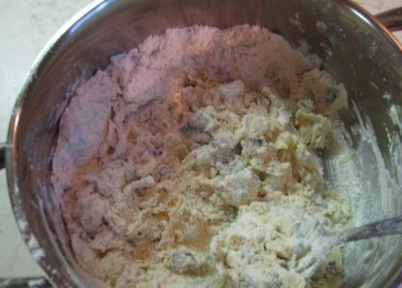 1. Этап. Печенье из глазированных сырков: 2. Добавляем разрыхлитель и муку. Теперь нужно смешать нашу массу до однородной консистенции.