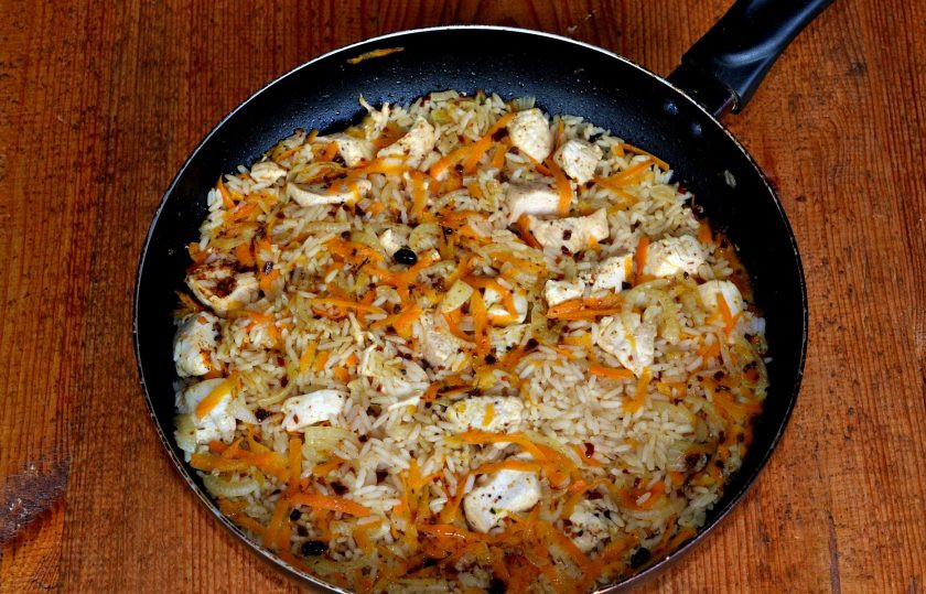 1. Этап. Плов за 30 минут в сковороде: Как только рис впитал всю воду, плов готов. Весь процесс не займет больше 30 минут.