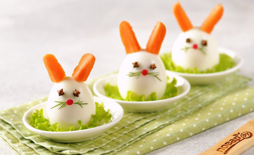 1. Этап. Новогодний завтрак Веселый кролик: Подготовьте порционные пиалочки, выложите в них по кусочку салата латука, сверху поставьте кроликов.
