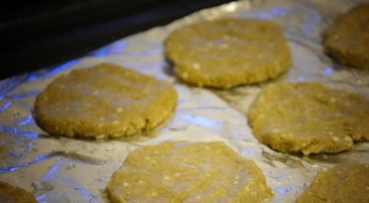 1. Этап. Печенье из ржаной муки с творогом: Подготовьте противень: застелите его пергаментом или фольгой, смажьте маслом. Сформируйте круглые печенья, выложите на противень.