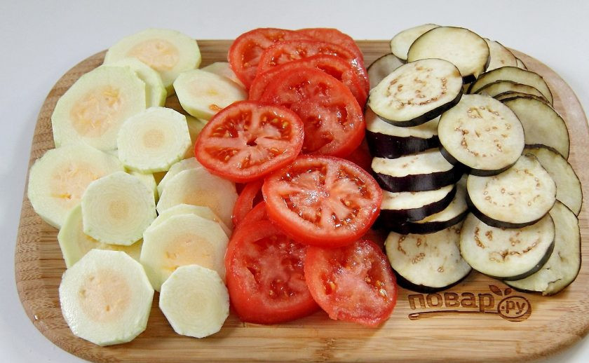 1. Этап. Домашний рататуй: Оставшиеся овощи нарежьте тонкими кружочками и посолите.