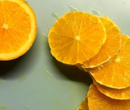 1. Этап. Бисквитный пирог с полентой: Апельсин нарезать на тонкие кружочки и снять кожицу