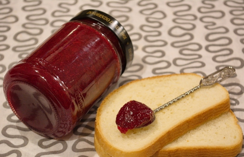 1. Этап. Джем из кизила: Вот такой джем из кизила мы получим. Кушать его можно уже сразу или же ставить на хранение до зимы.