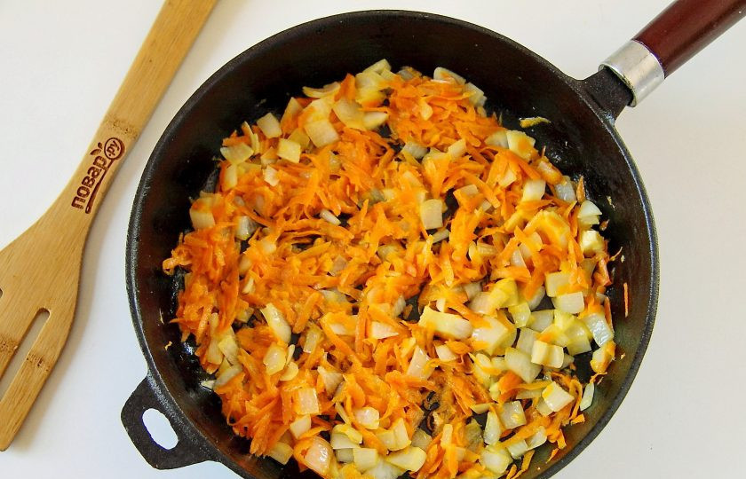 1. Этап. Суп Шыд: Обжарьте овощи на сливочном масле и добавьте в кастрюлю. Варите все вместе до полной готовности всех ингредиентов. В конце добавьте соль по вкусу.