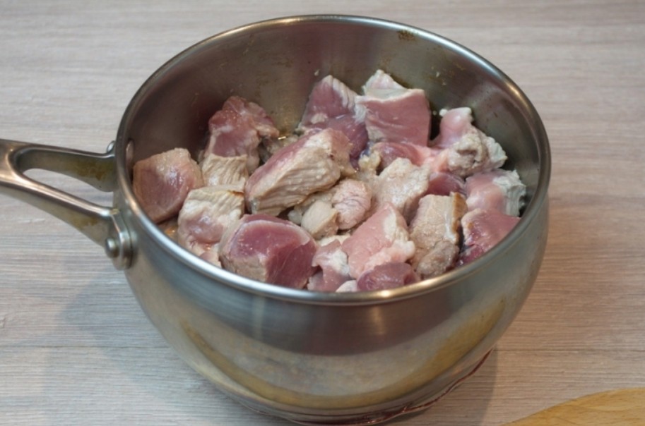 1. Stage. Kavarma: Cut the meat into small pieces and fry in oil directly in a pan with a thick bottom until light brown.