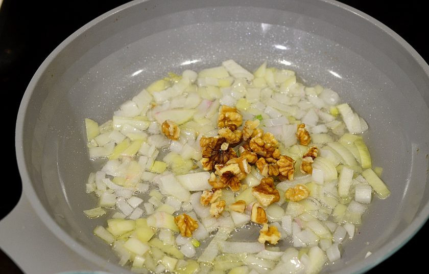 1. Этап. Рис с орехами: Орехи крупно порубите и обжарьте вместе с луком.